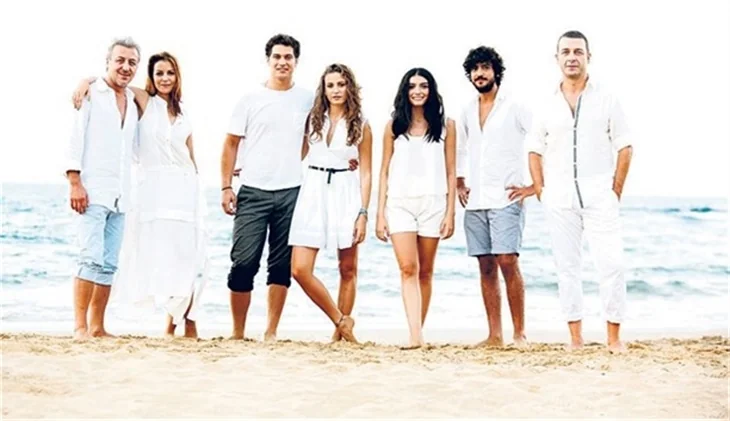 Medcezir'in Ayşe'si bikinili yakalandı!
