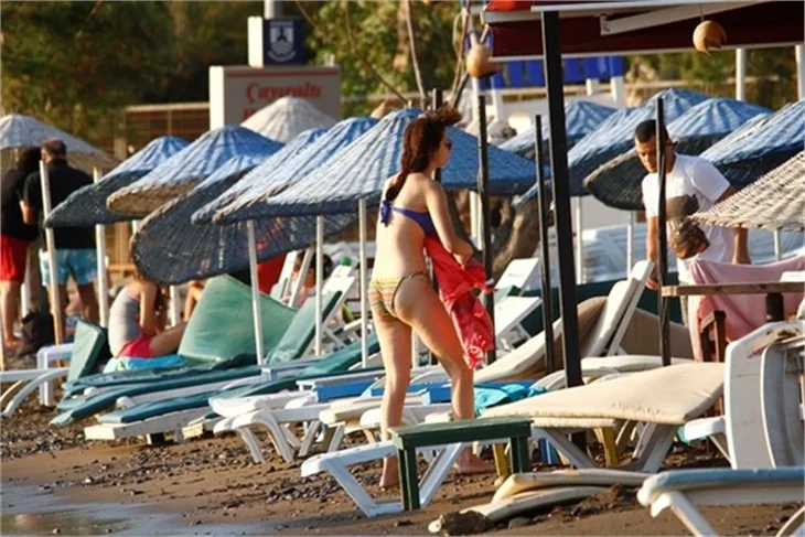 Medcezir'in Ayşe'si bikinili yakalandı!