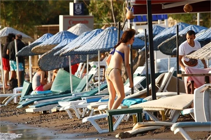Medcezir'in Ayşe'si bikinili yakalandı!