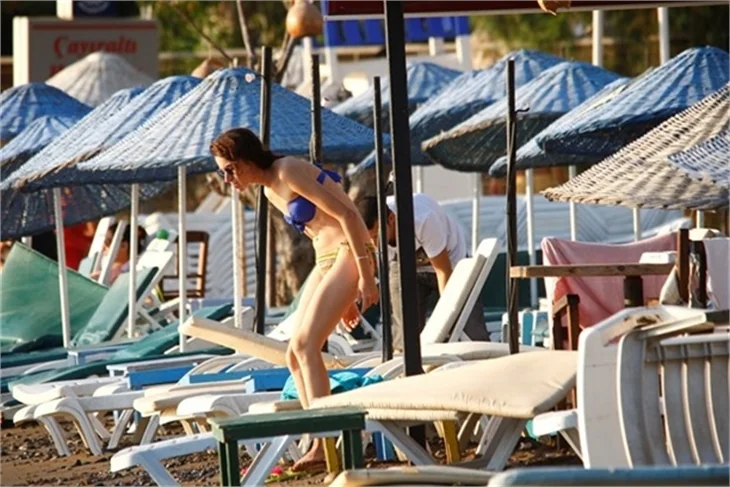 Medcezir'in Ayşe'si bikinili yakalandı!