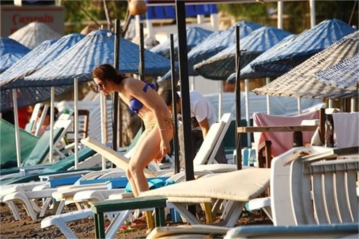 Medcezir'in Ayşe'si bikinili yakalandı!