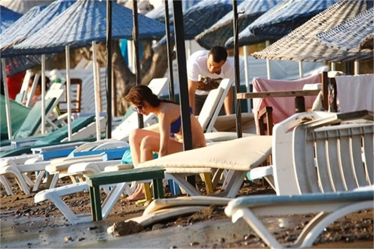 Medcezir'in Ayşe'si bikinili yakalandı!