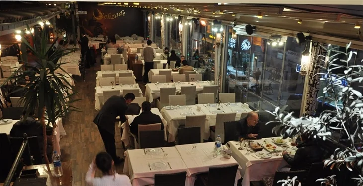 Şehrin merkezinde eğlencenin adresi; Veranda 19