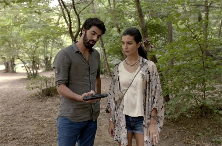 Kara Para Aşk'ta Ömer Elif'e yardım elini uzattı!