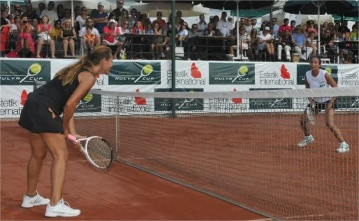 Hülya Avşar'ın tenis kıyafeti