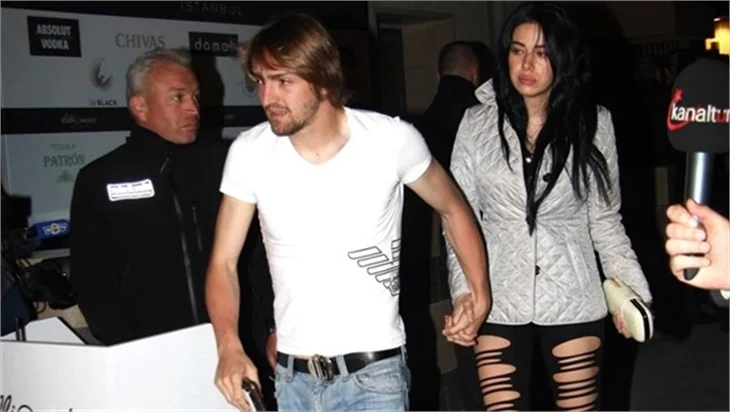 Caner Erkin eşi Asena için kesenin ağzını açtı