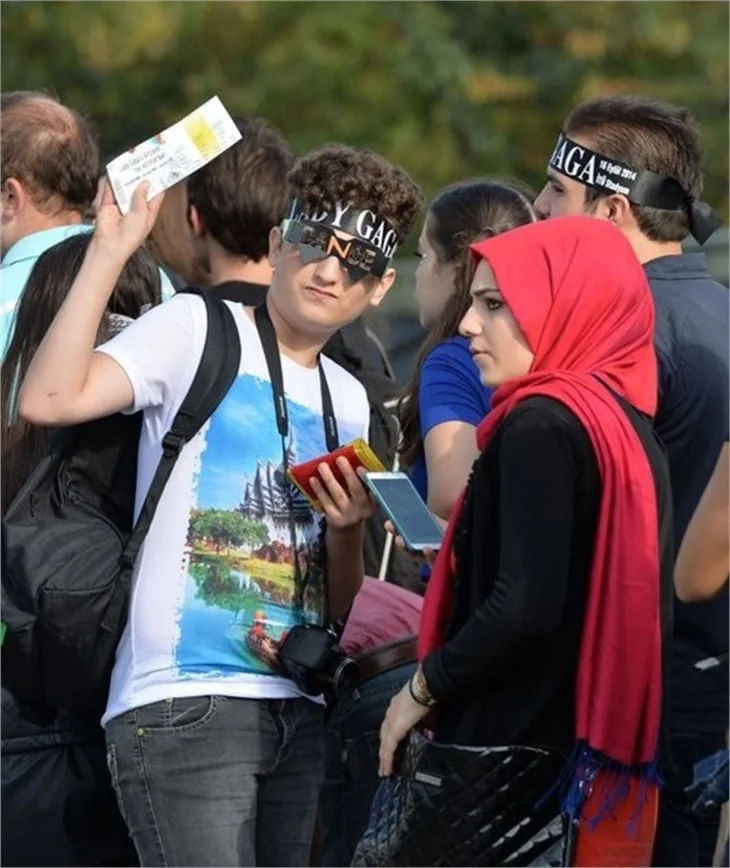 Hayranları Lady Gaga'ya akın ediyor!