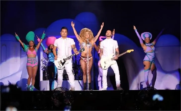 Lady Gaga, İstanbul konserinde soyundu!