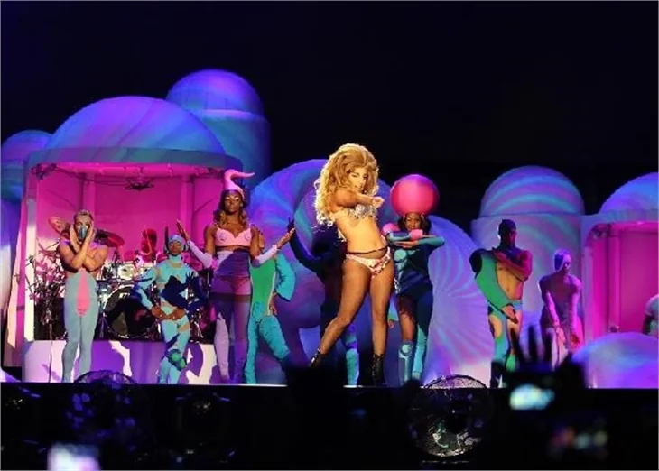 Lady Gaga, İstanbul konserinde soyundu!