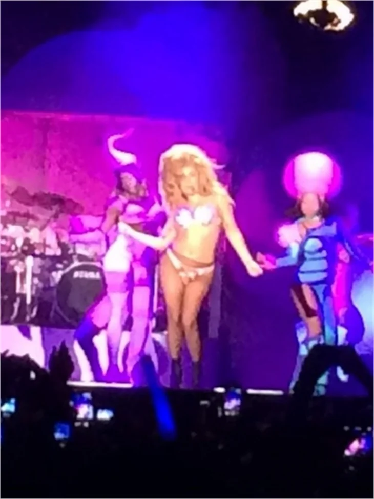 Lady Gaga, İstanbul konserinde soyundu!