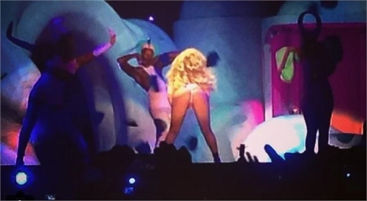 Lady Gaga, İstanbul konserinde soyundu!