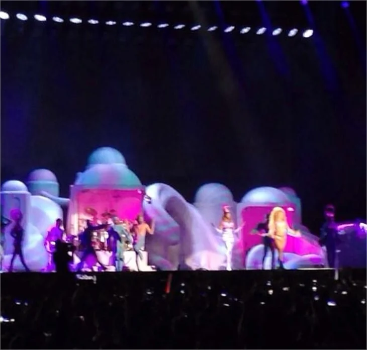 Lady Gaga, İstanbul konserinde soyundu!