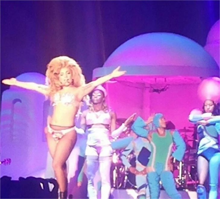 Lady Gaga, İstanbul konserinde soyundu!