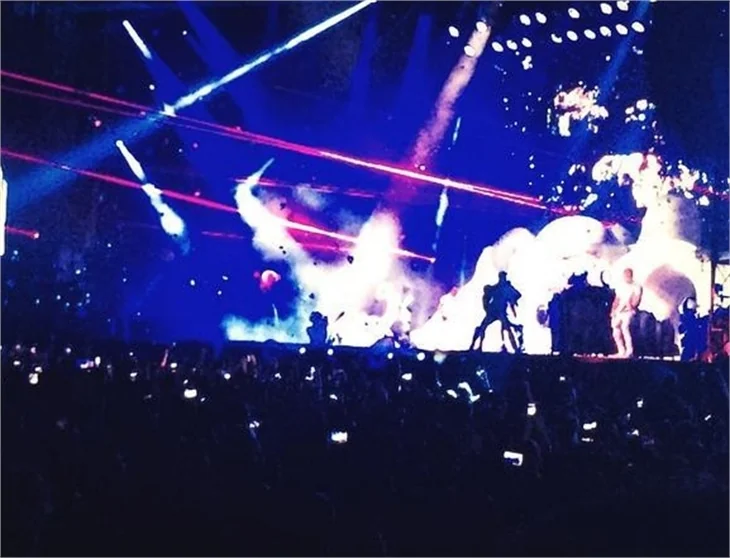 Lady Gaga, İstanbul konserinde soyundu!