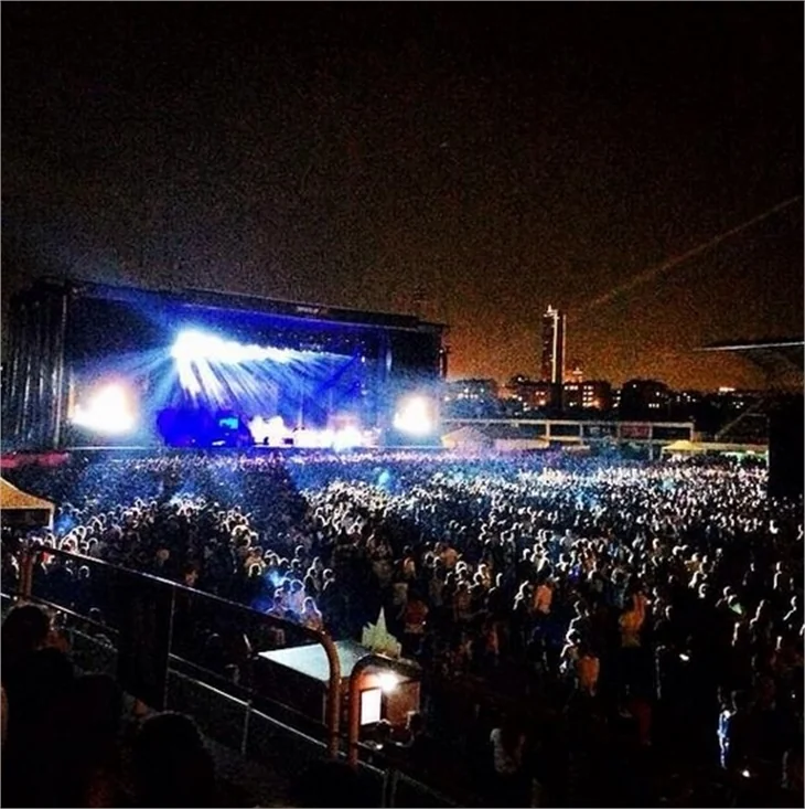 Lady Gaga, İstanbul konserinde soyundu!