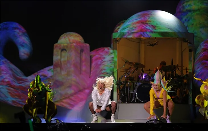 Lady Gaga, İstanbul konserinde soyundu!
