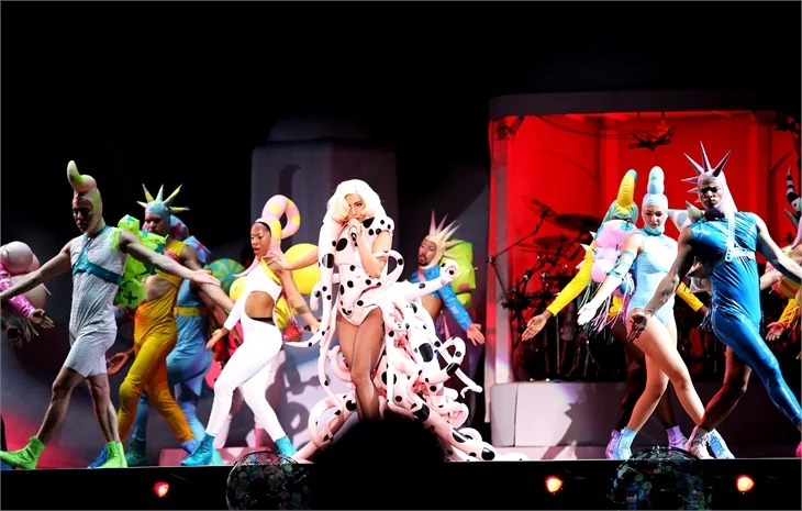 Lady Gaga, İstanbul konserinde soyundu!