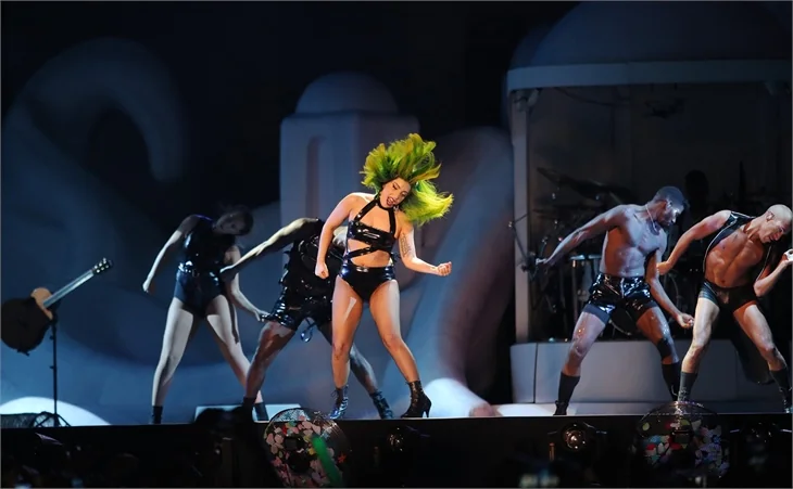 Lady Gaga, İstanbul konserinde soyundu!