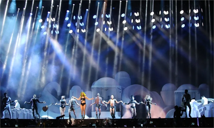 Lady Gaga, İstanbul konserinde soyundu!