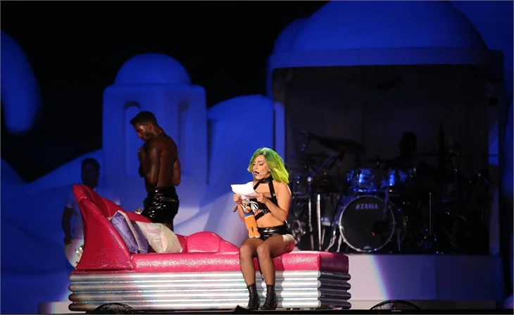 Lady Gaga, İstanbul konserinde soyundu!
