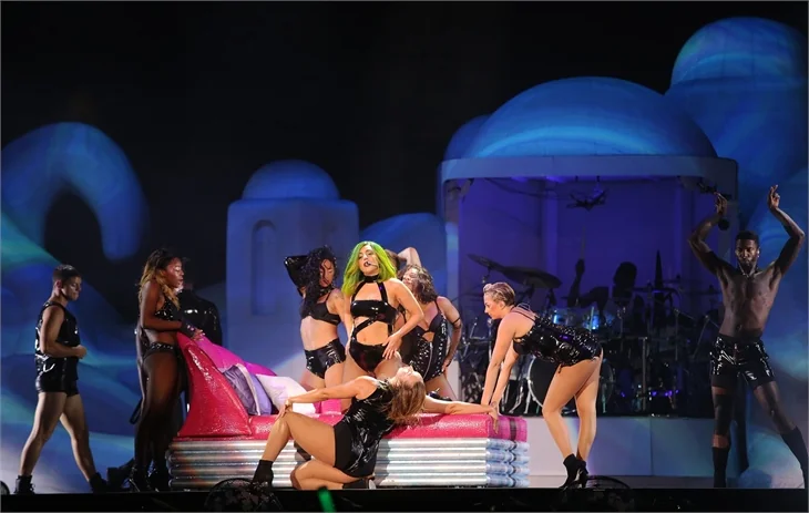 Lady Gaga, İstanbul konserinde soyundu!