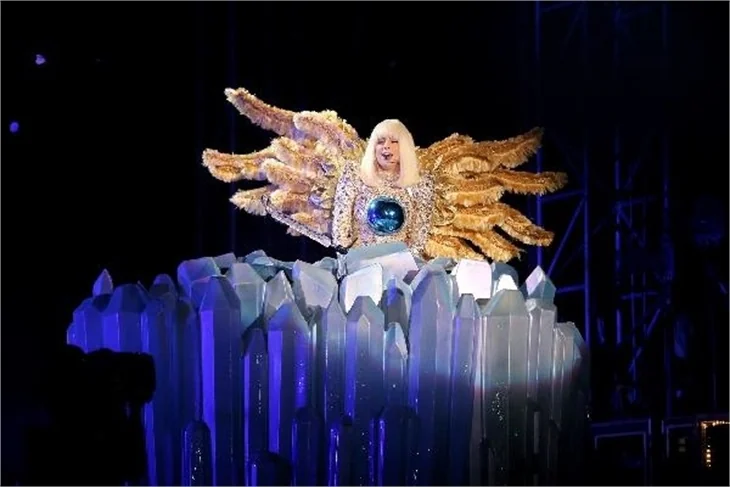 Lady Gaga, İstanbul konserinde soyundu!