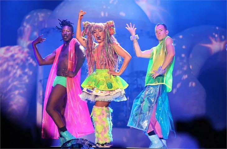 Lady Gaga, İstanbul konserinde soyundu!