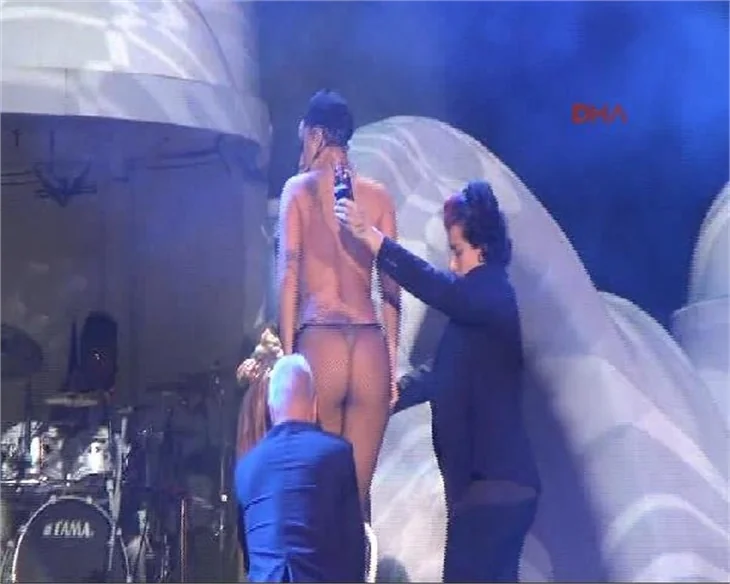 Lady Gaga, İstanbul konserinde soyundu!
