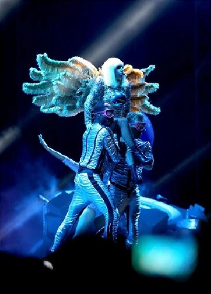 Lady Gaga, İstanbul konserinde soyundu!