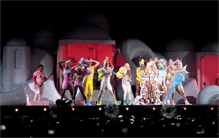 Lady Gaga, İstanbul konserinde soyundu!