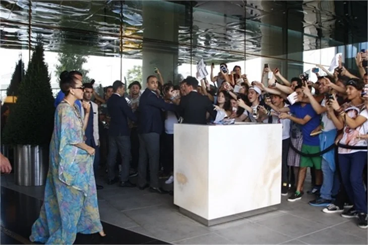 Sultana Lady Gaga'ya sevgi seli!