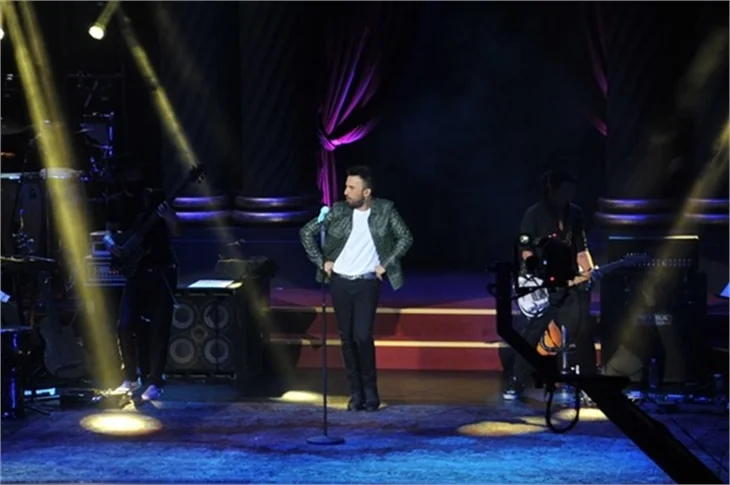 Tarkan 10 dakika kesintisiz göbek attı!