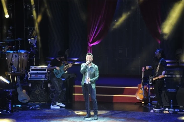 Tarkan 10 dakika kesintisiz göbek attı!