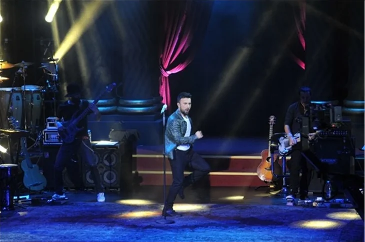 Tarkan 10 dakika kesintisiz göbek attı!