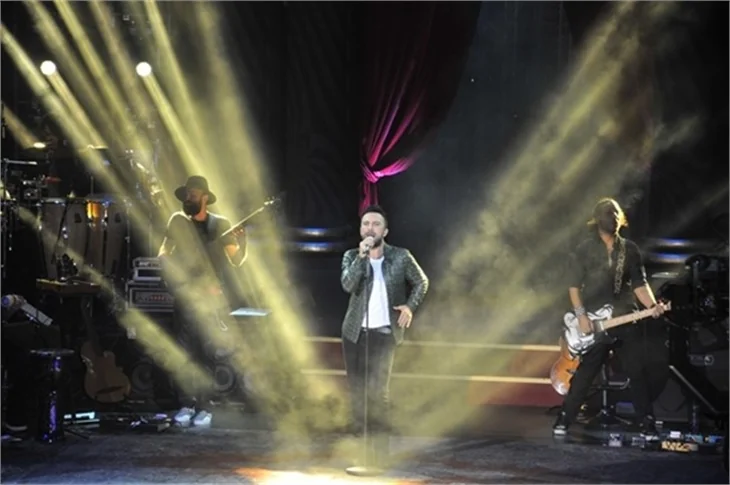 Tarkan 10 dakika kesintisiz göbek attı!