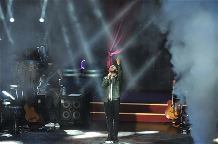 Tarkan 10 dakika kesintisiz göbek attı!