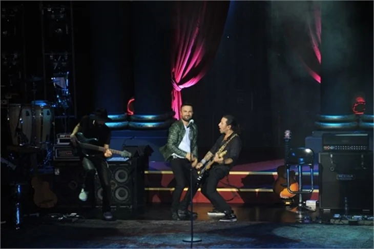 Tarkan 10 dakika kesintisiz göbek attı!