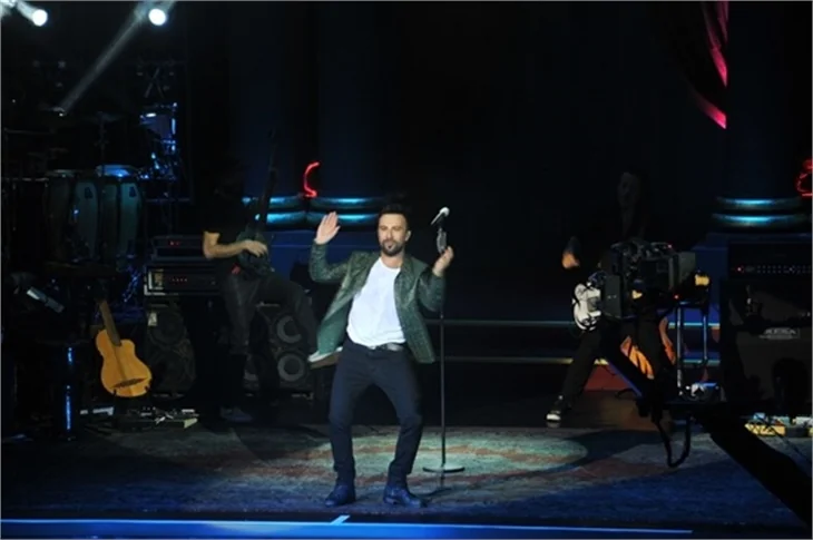 Tarkan 10 dakika kesintisiz göbek attı!