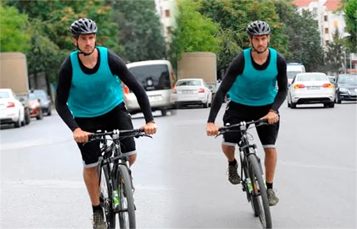 Emre Kızılırmak bisikletle form tutuyor!