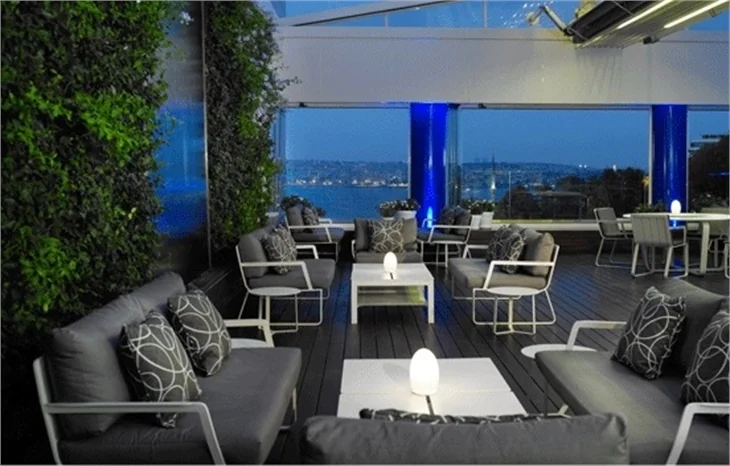 Şehre tepeden bakan bir teras bar; Bleu Lounge Grill