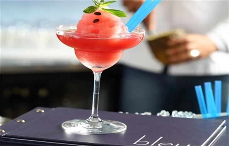 Şehre tepeden bakan bir teras bar; Bleu Lounge Grill