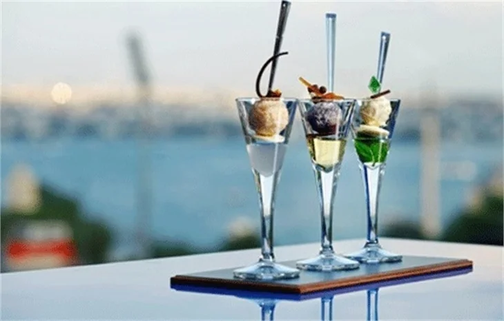 Şehre tepeden bakan bir teras bar; Bleu Lounge Grill