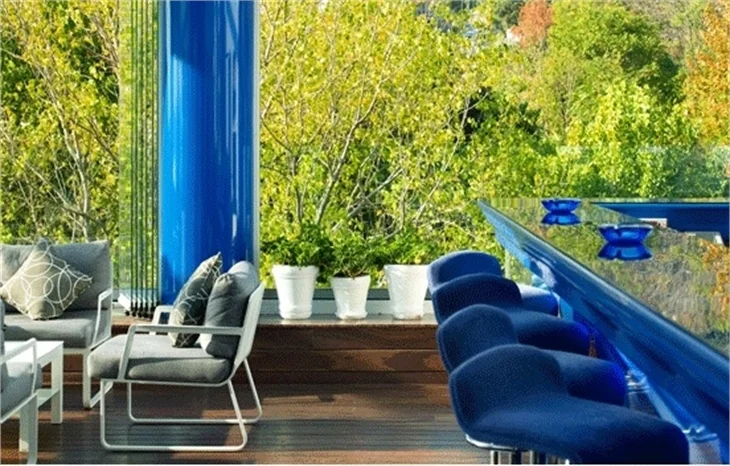 Şehre tepeden bakan bir teras bar; Bleu Lounge Grill