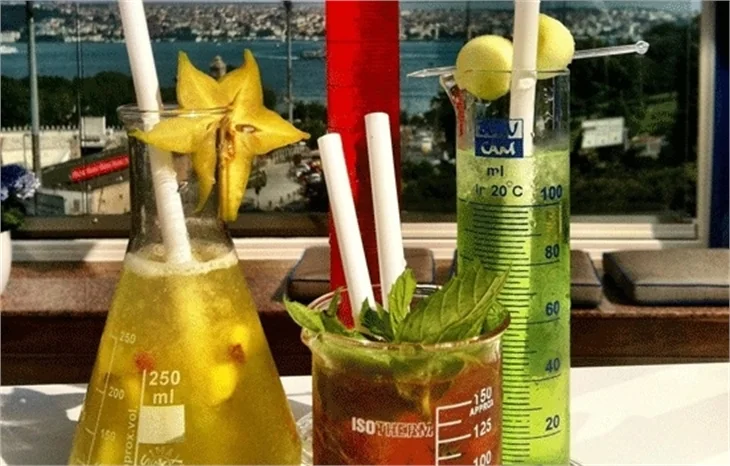 Şehre tepeden bakan bir teras bar; Bleu Lounge Grill