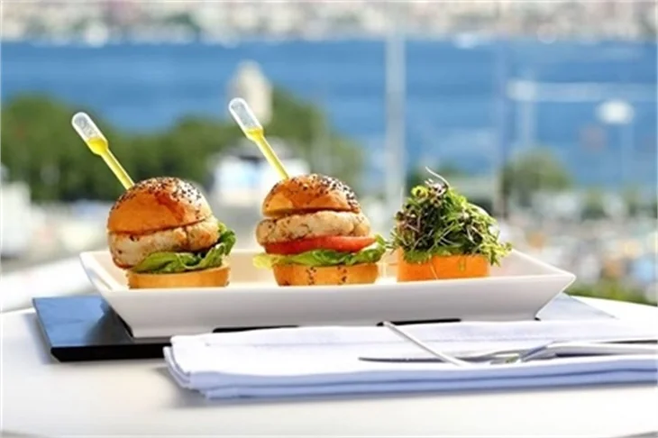 Şehre tepeden bakan bir teras bar; Bleu Lounge Grill