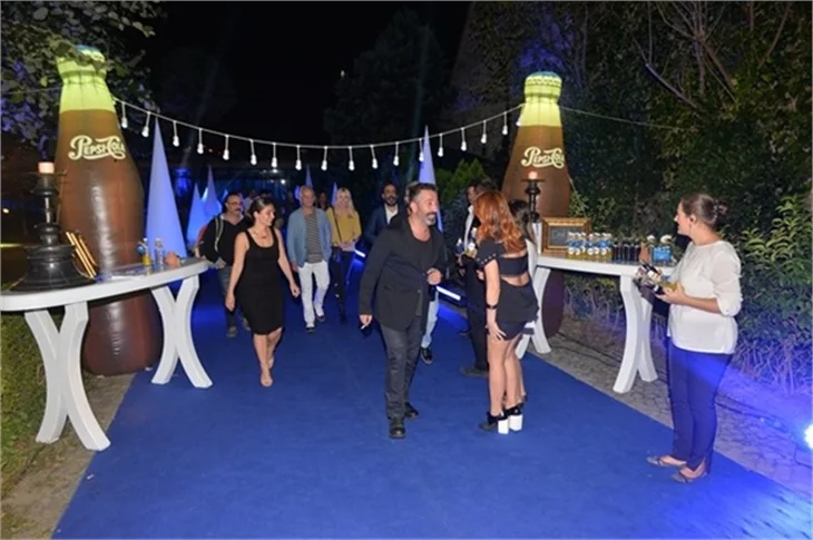 Cem Yılmaz'a acil dansöz servisi!
