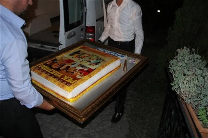 Cem Yılmaz'a acil dansöz servisi!