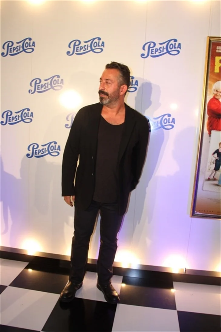 Cem Yılmaz'a acil dansöz servisi!