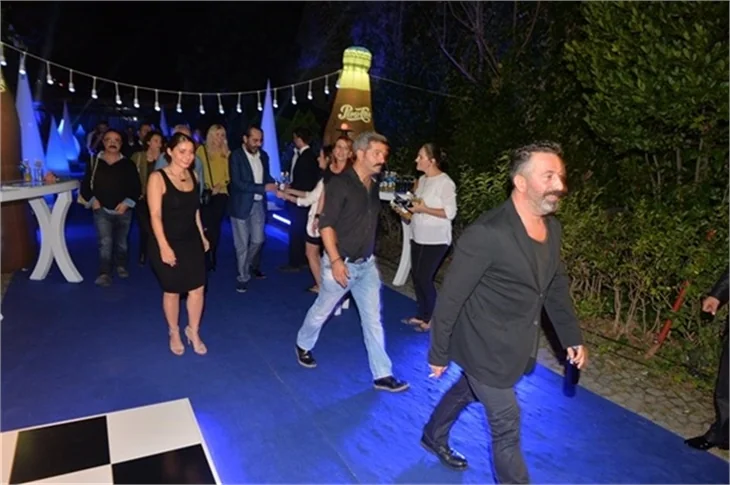 Cem Yılmaz'a acil dansöz servisi!