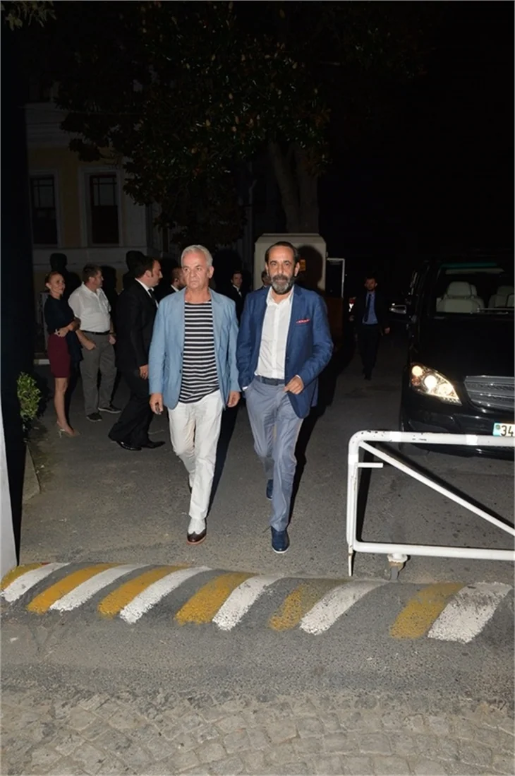 Cem Yılmaz'a acil dansöz servisi!